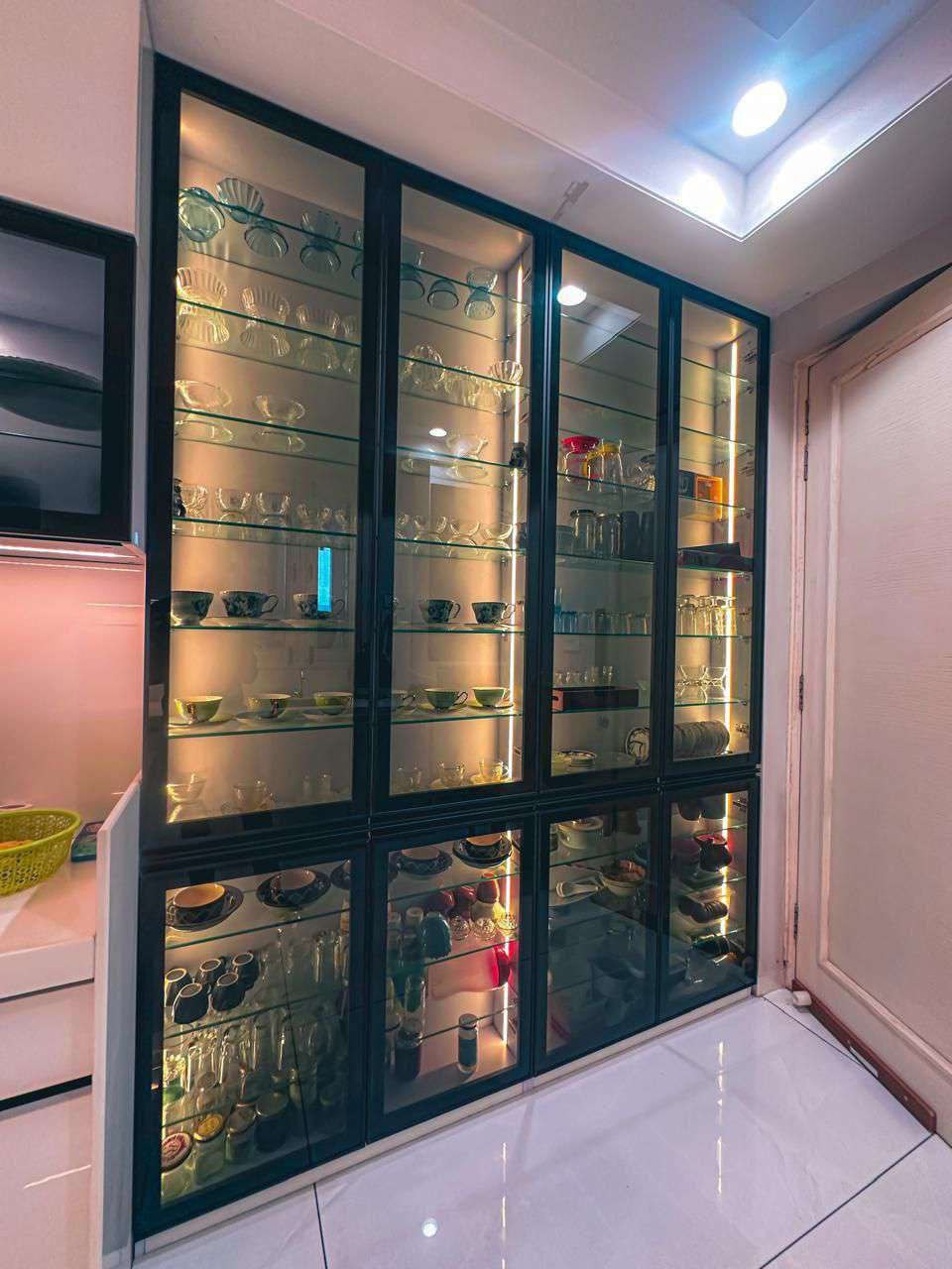 White gloss modular kitchen with black glass-front upper cabinets